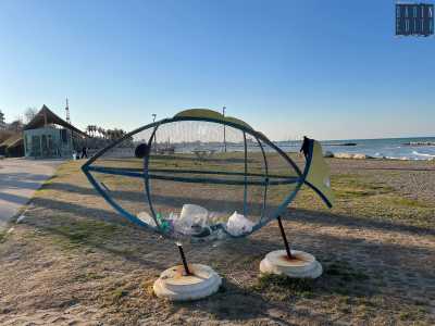 Ancora pi� in fondo, superato il �pesce mangia plastica� per i rifiuti...